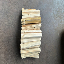 Laden Sie das Bild in den Galerie-Viewer, Anfeuerholz / Anzündholz lose (ohne Netze)